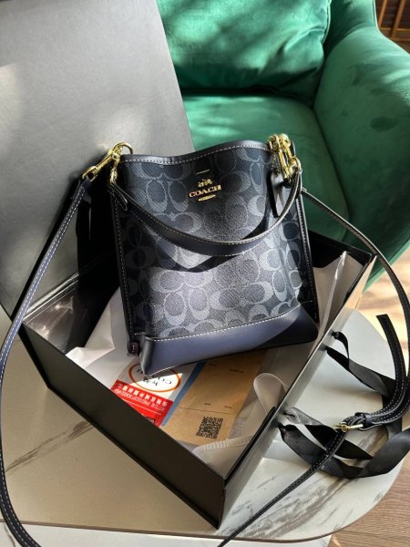 حقيبه coach Jeans ماستر كولتي شامله البوكس <br> <span class='text-color-warm'>بيعت كلها </span>
